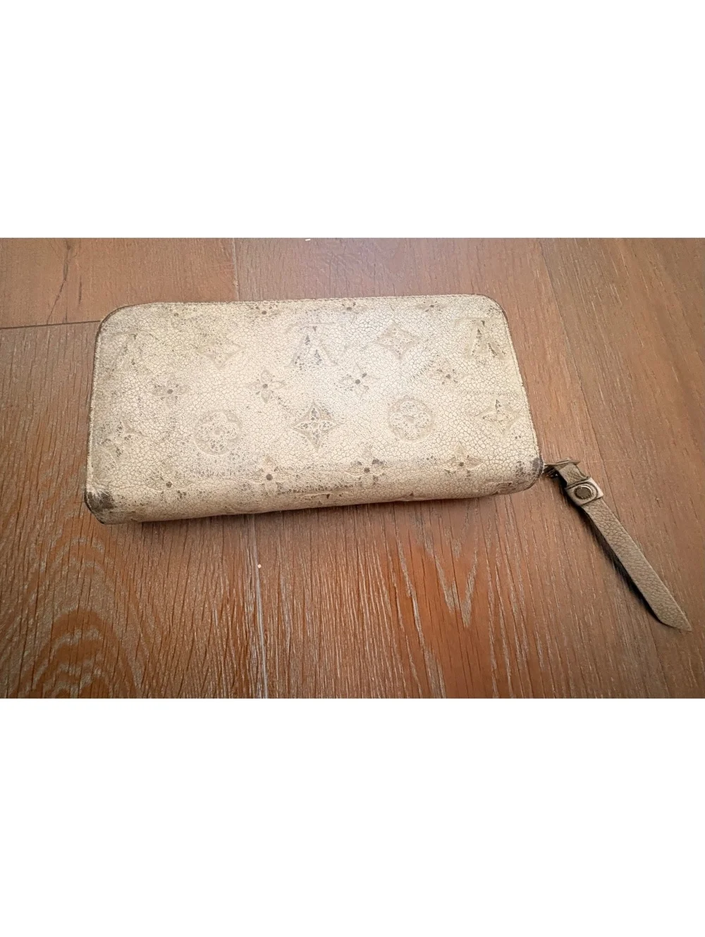 Louis Vuitton Beige Monogram Canvas Zippy Wallet FLAW REPAIR
